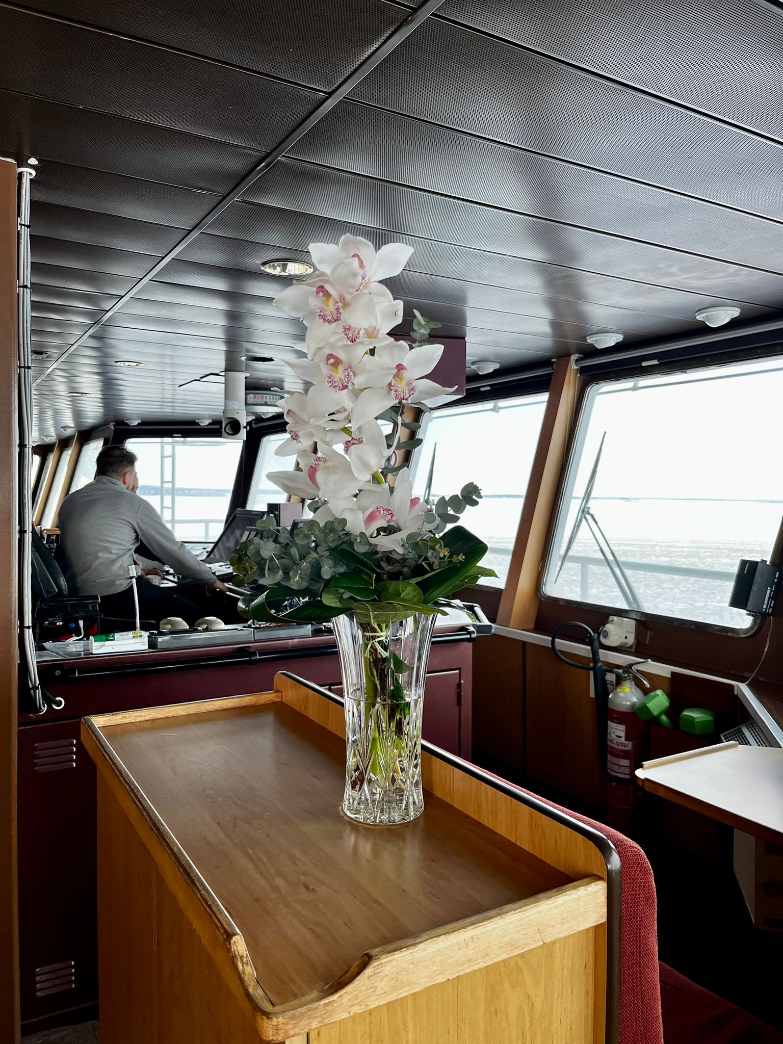 flowers on table in cargo ship to Tornio