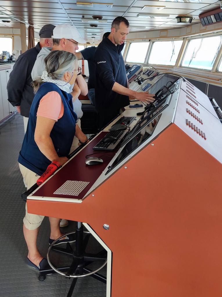 Eerste stuurman Joris geeft uitleg op de brug aan boord van Timca schip naar Finland