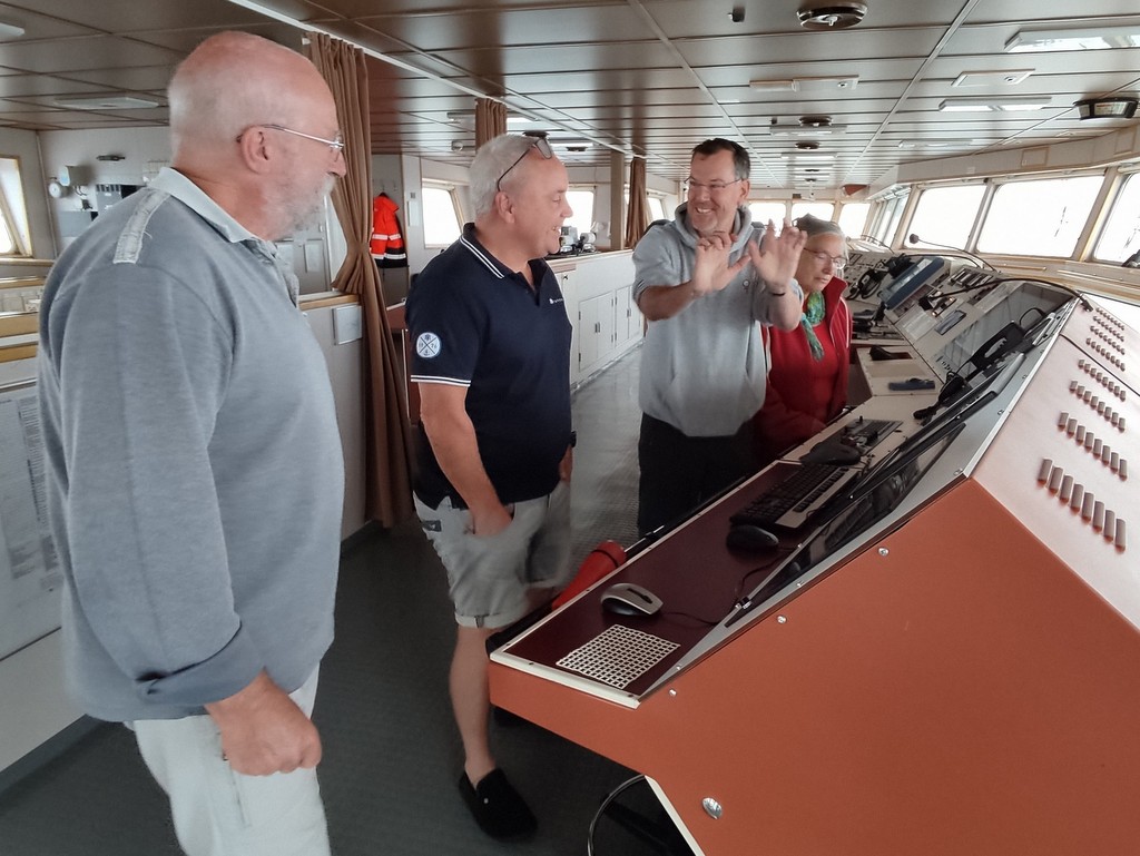 aan boord van TIMCA cargoschip met Pol, Arnout en Gisela bij kapitein Paul van der Varst (met blauwe polo)