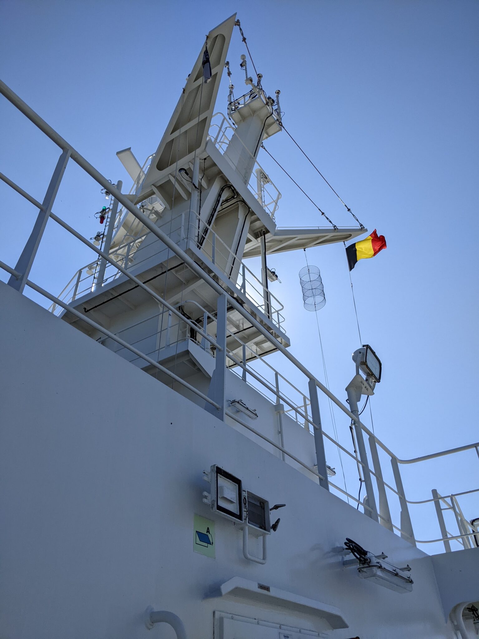 beeld van containerschip met belgische vlag, Finneco III container schip