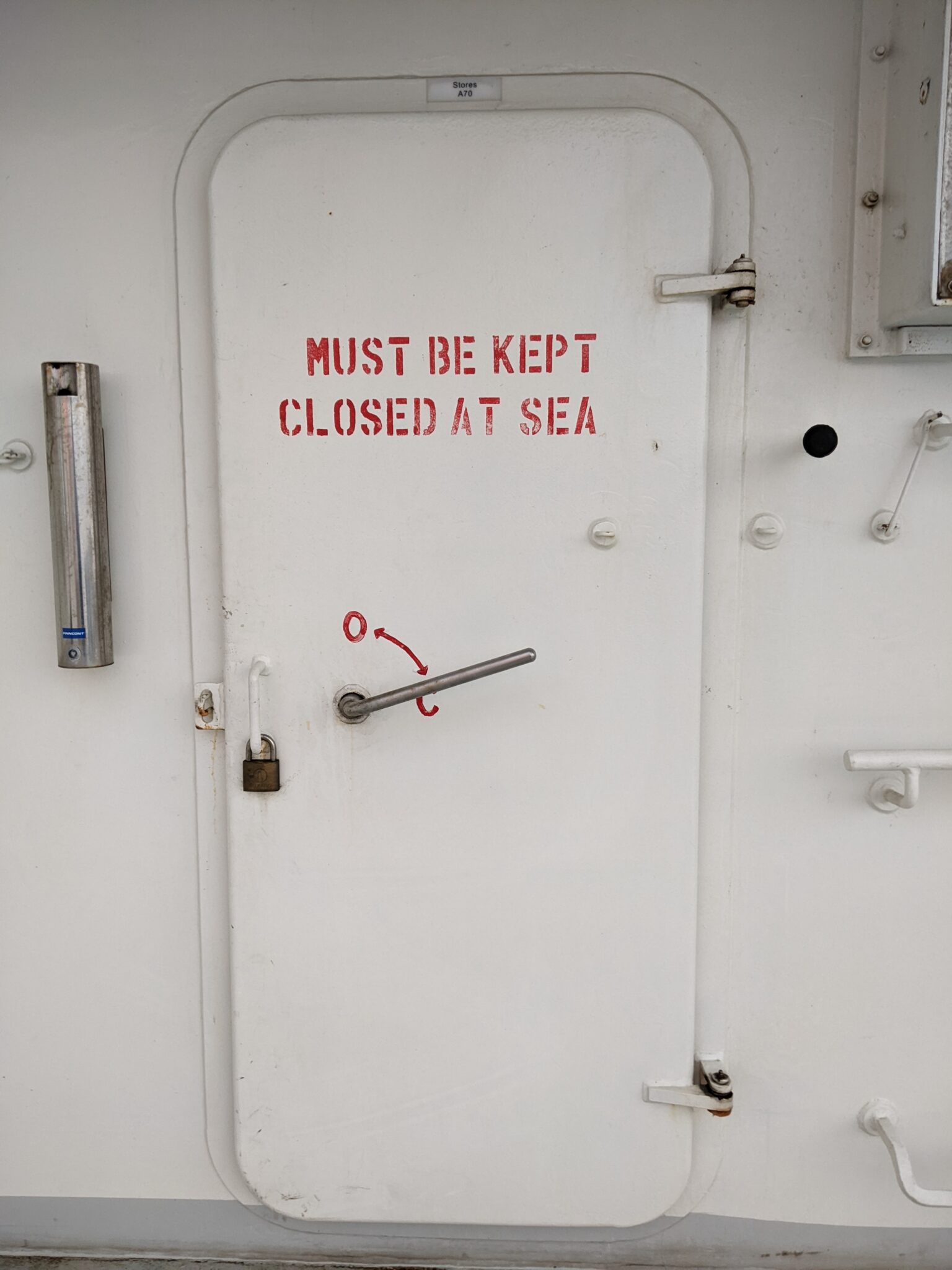 deur van schip met tekst 
