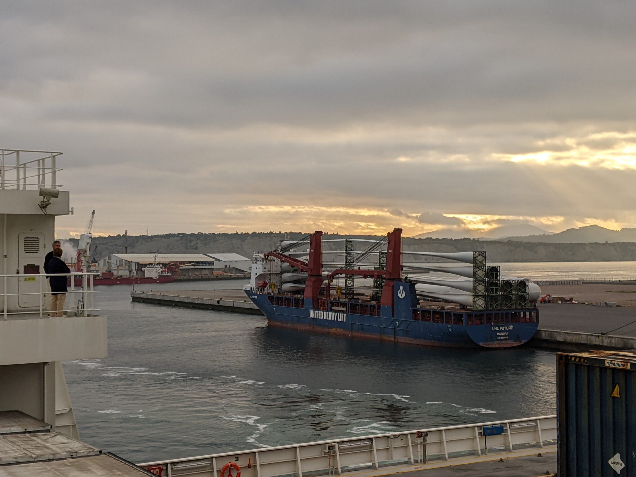 containerschip zicht in Bilbao met zonsondergang