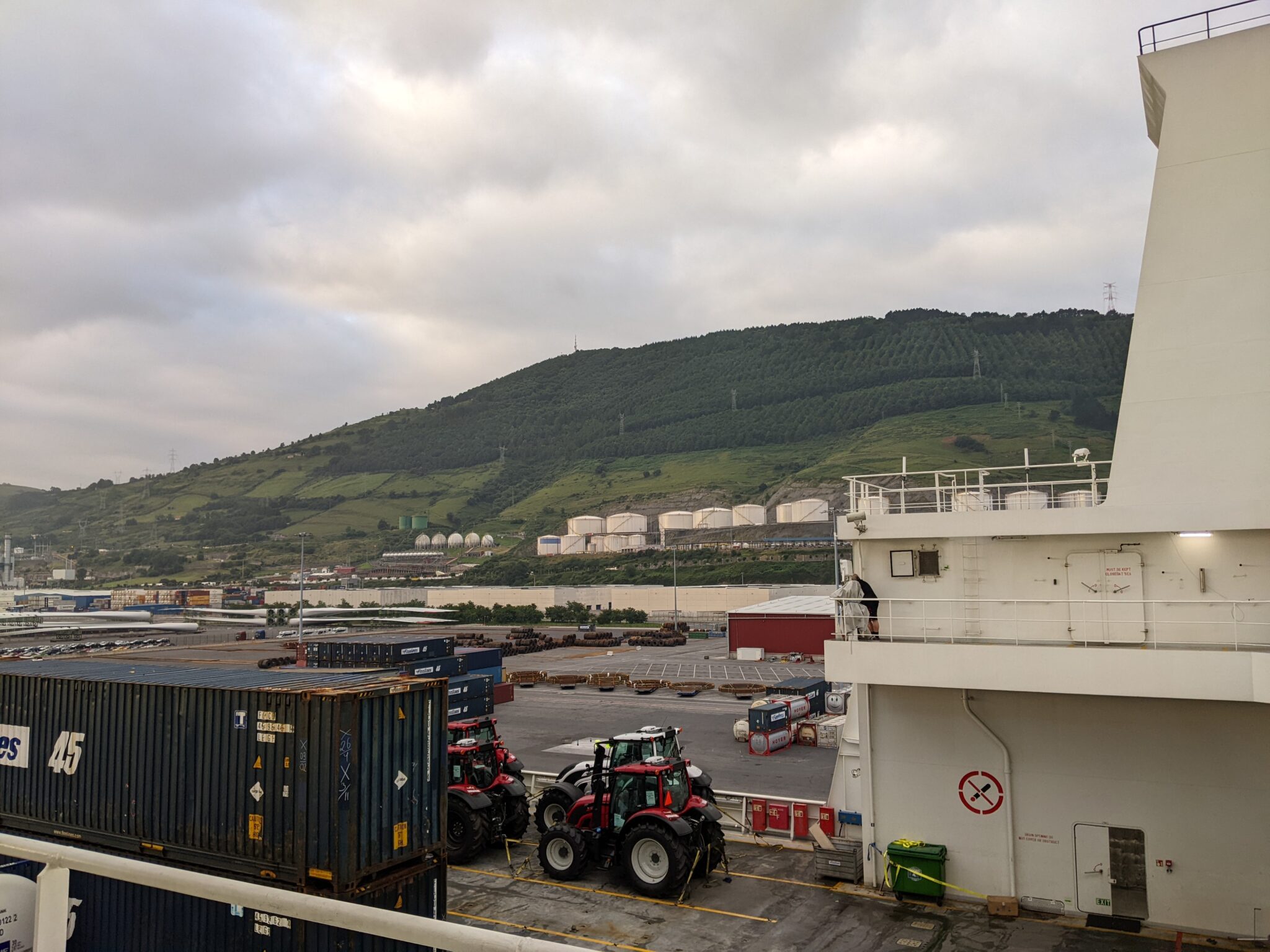 zicht op land vanuit container schip, Finneco III conro schip naar Bilbao