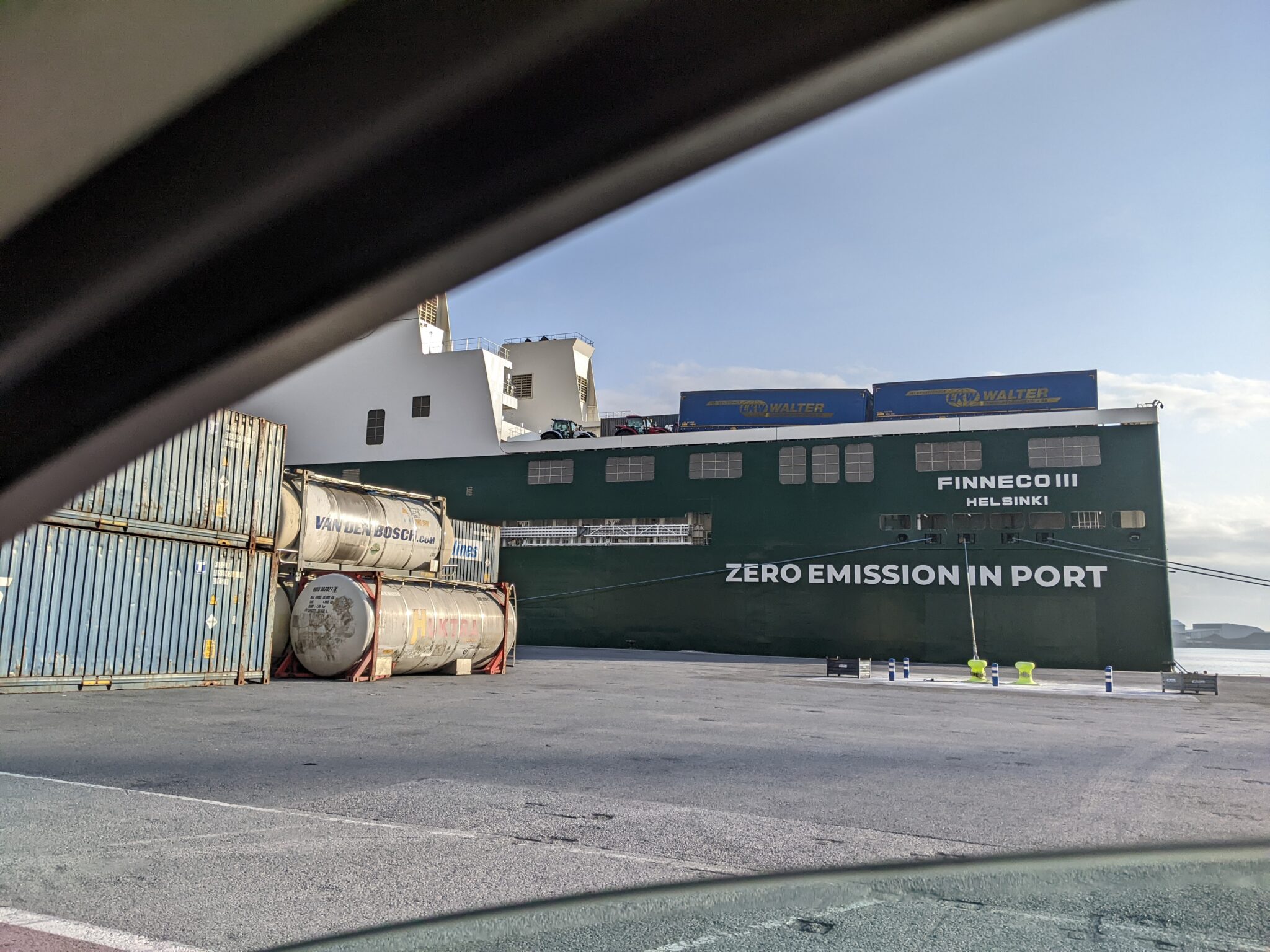 beeld van schip met tekst: zero emission in port