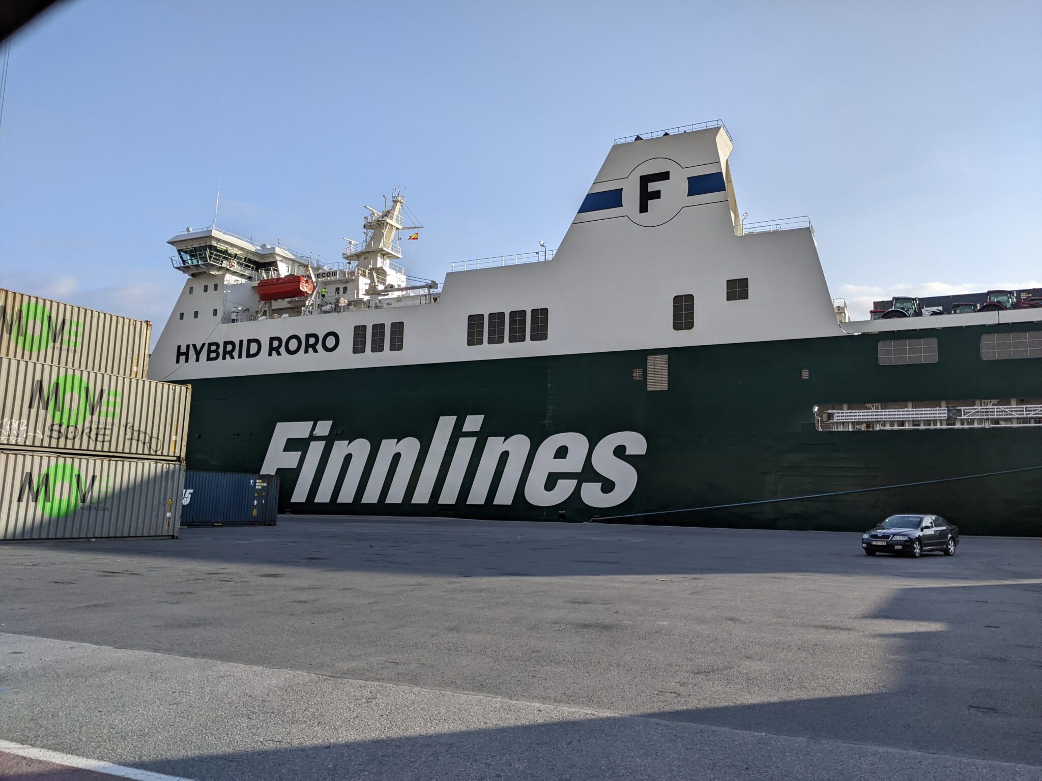 Beeld van Finnlines schip met tekst: hybrid roro