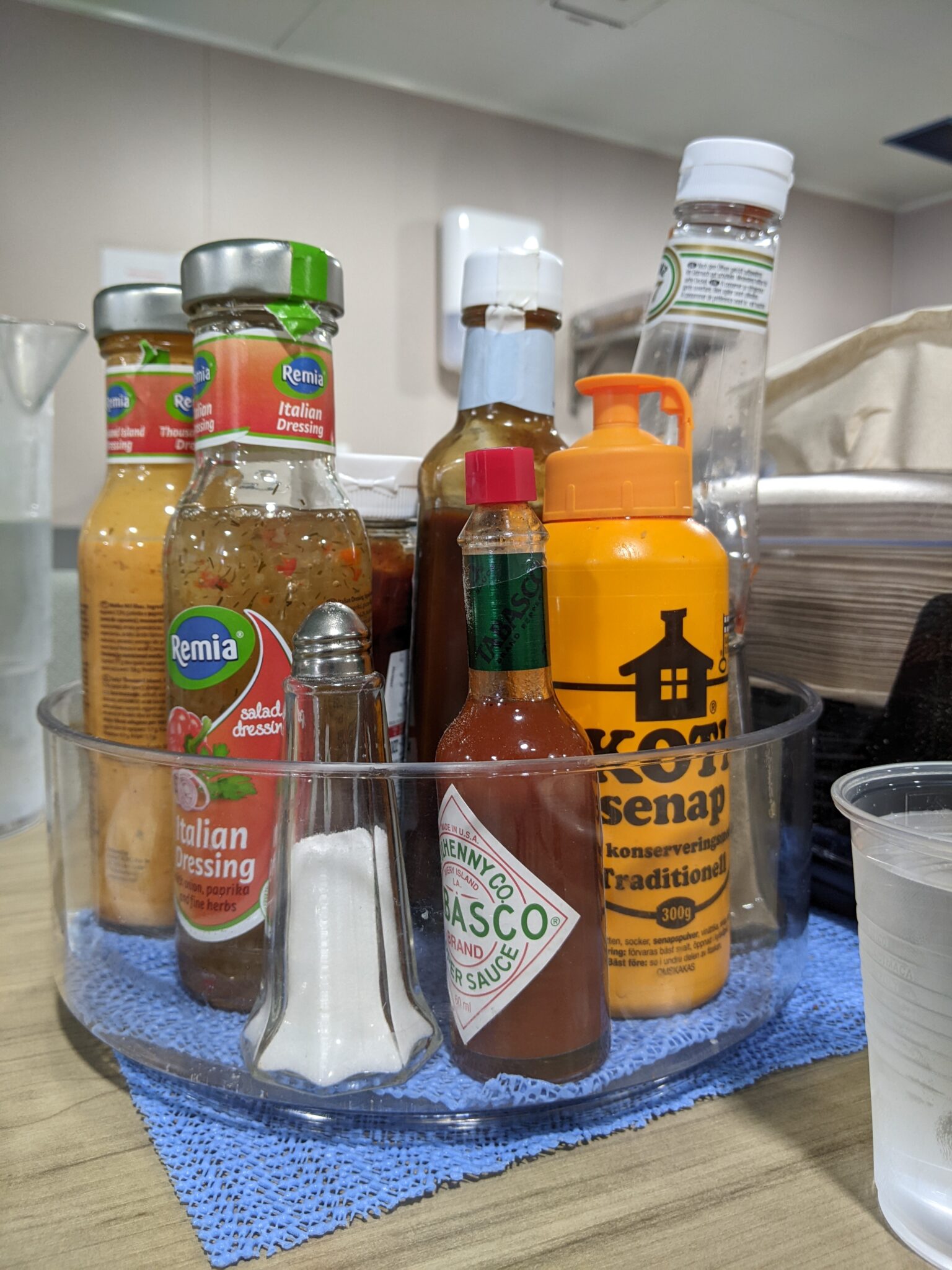 ingredienten aan tafel: tabasco, hot sauce etc