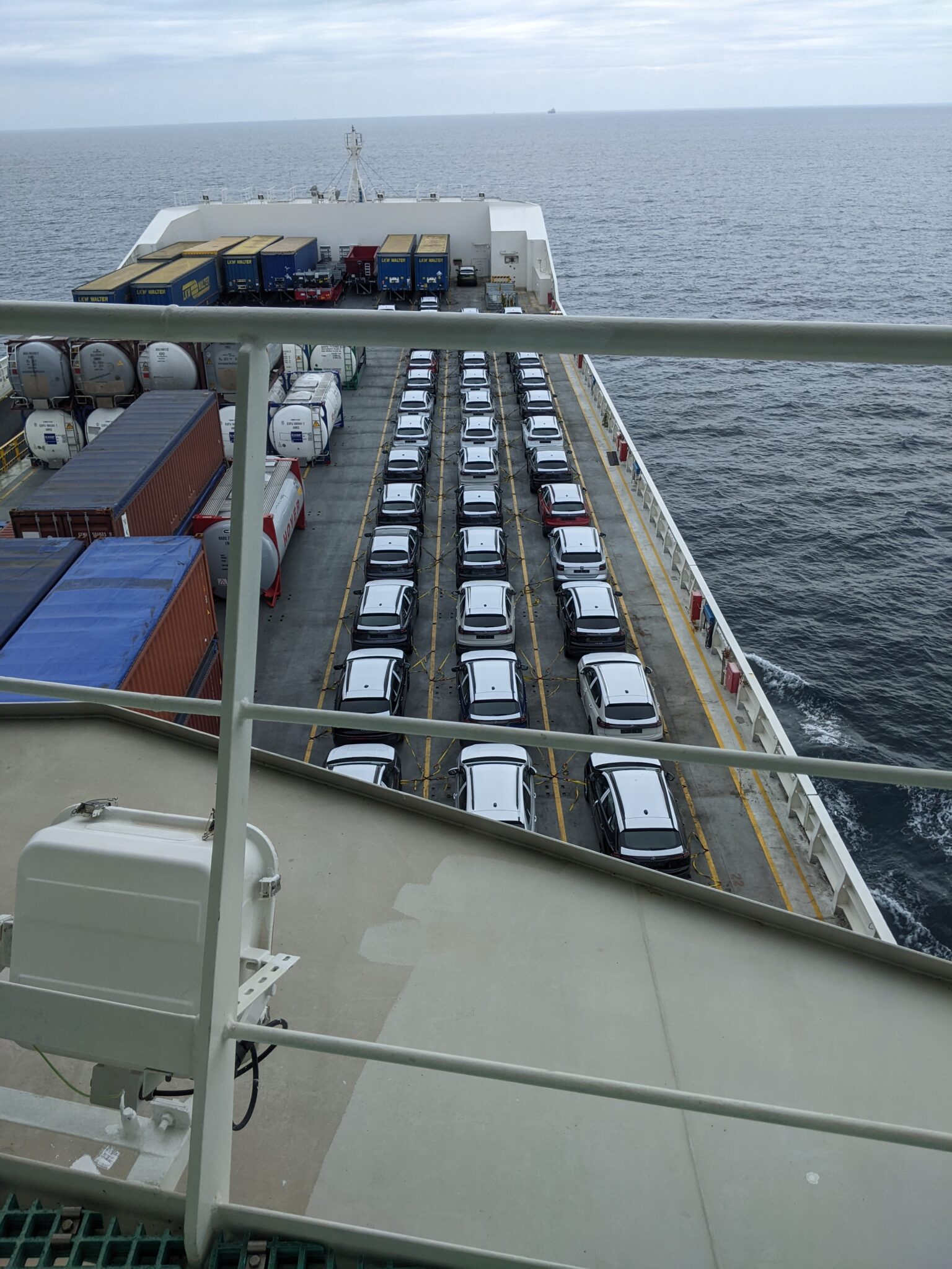 zicht op autos en containers aan boord van schip Finneco II