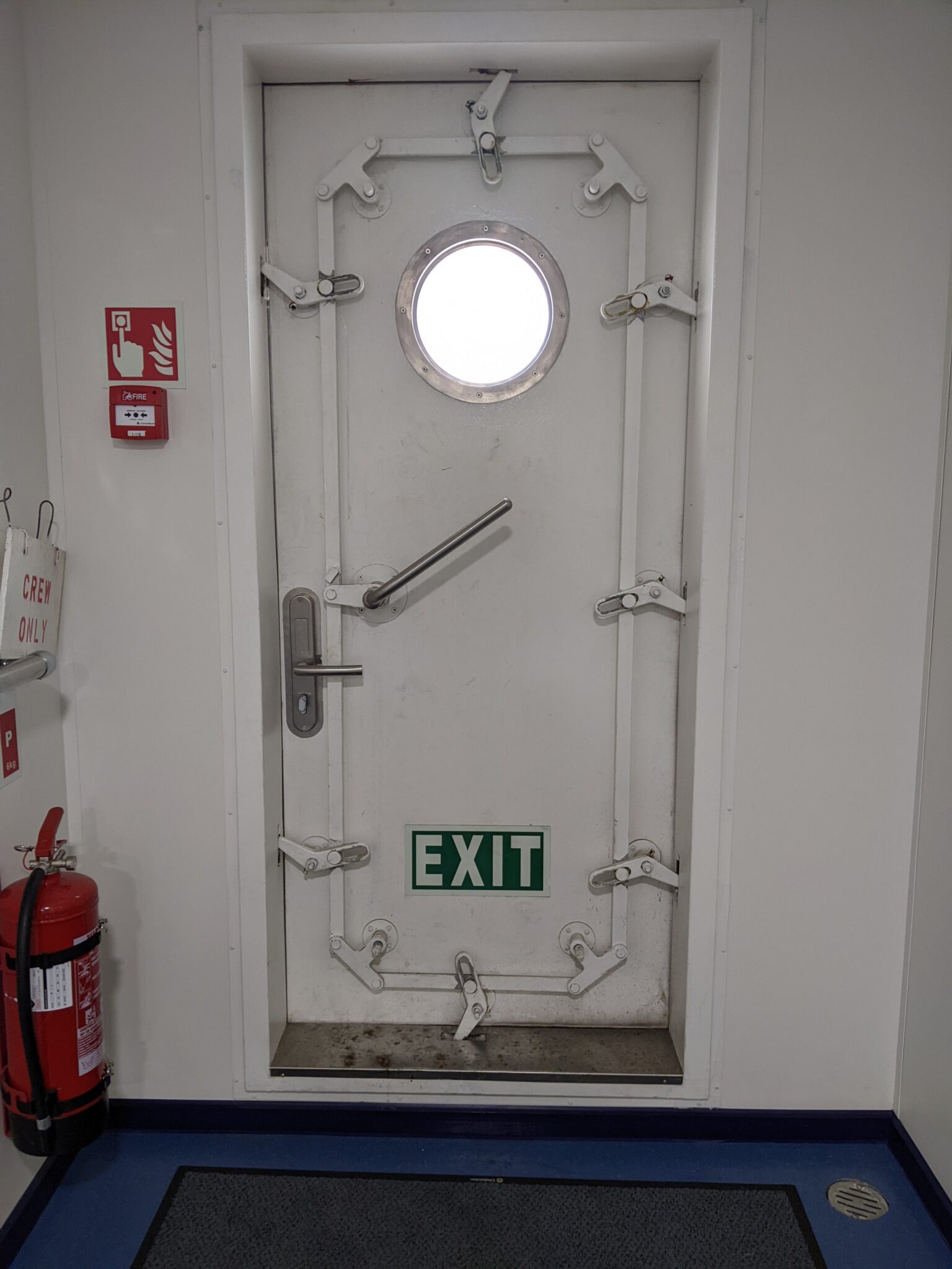 exit deur met rond venster in cargo schip